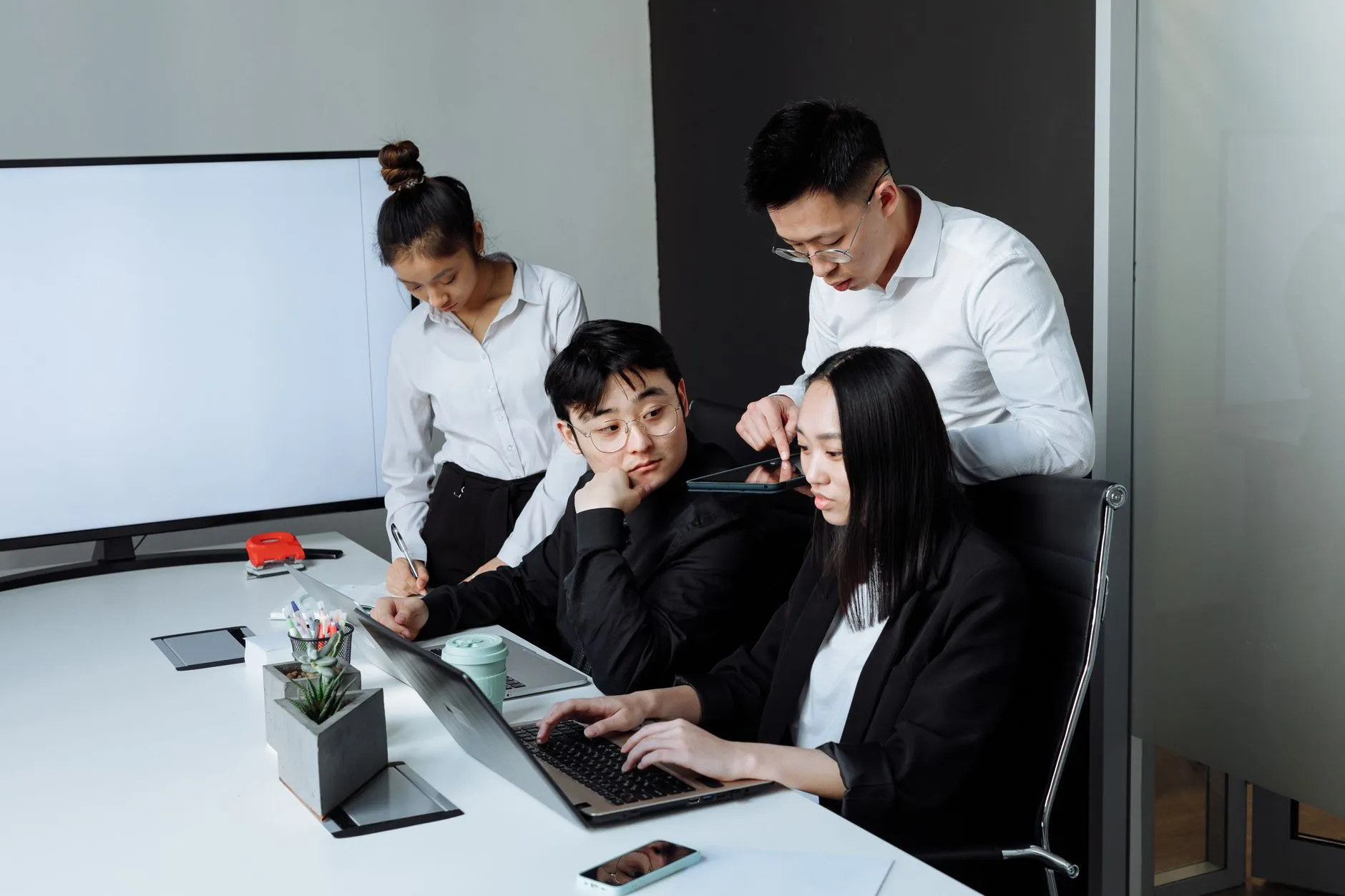 企业级智能硬件与办公设备集成方案：轻舟已贸的供应链优势