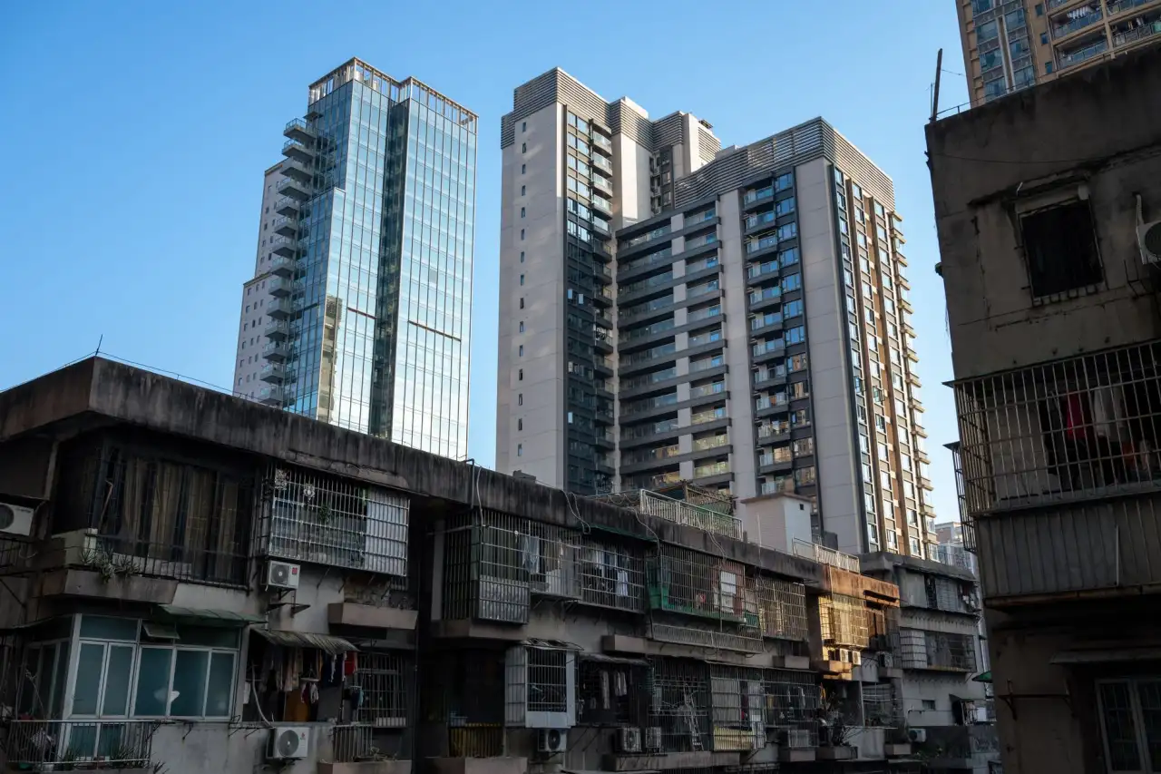 2024年上海企业智能硬件采购趋势：高效会议平板与电子白板方案对比