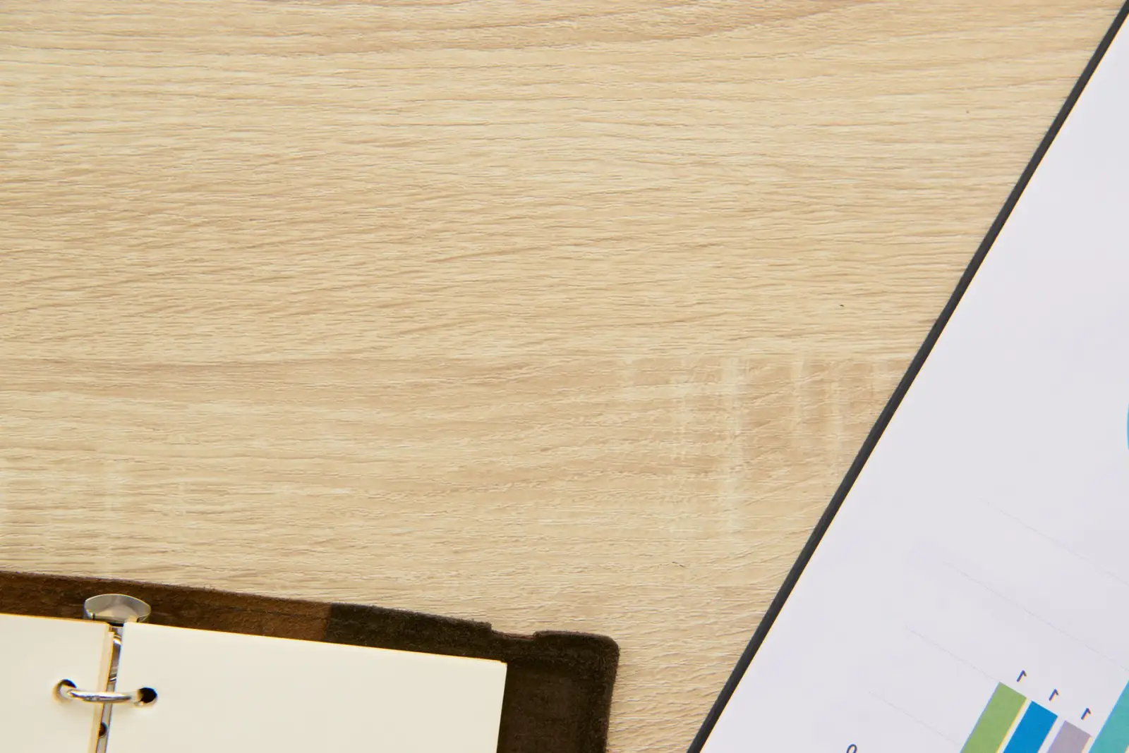智能硬件与办公设备选型对比：企业采购中的技术参数与成本考量